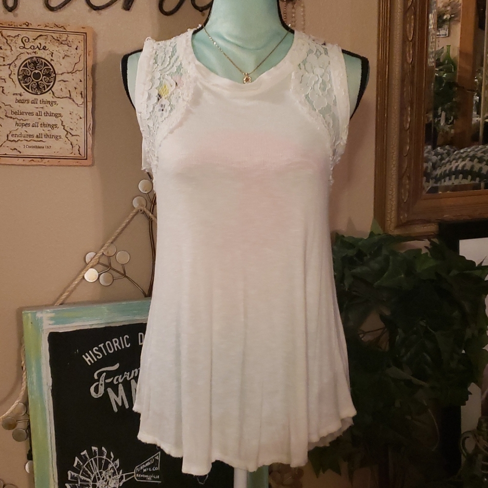 0+0 White Tank Top with Lace Accents Size Small